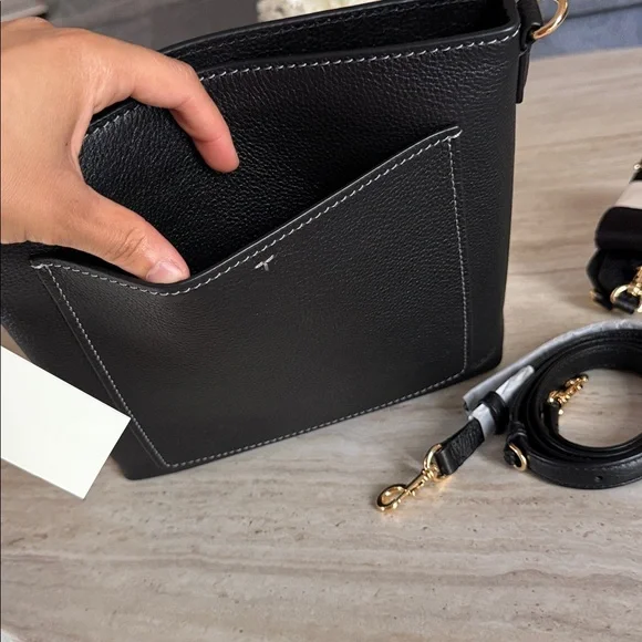 NWT , Tory Burch thea swingpack Black Crossbody Bag with Gold Accents - Picture 4 of 12